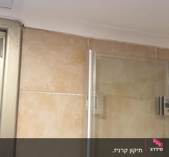 אריחי קרמיקה עם דלת זכוכית במקלחת